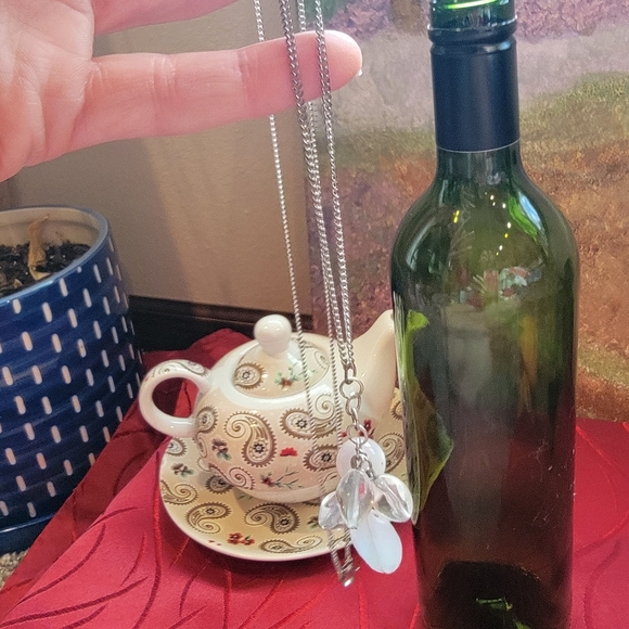 Silver tone necklace with glassy beads - Picture 8 of 11